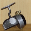 HARDY ALTEX N˚1 MARK V . Je nejmen�� ALTEX kter� se vyr�b�l . T�lo m� dlouh� jen 54mm a pr�m�r  rotoru je 55mm. Navij�k m� mimo��dn� skv�l� �nekov� p�evod. Navij�k vyrobil pan Jack Luke, kter� u firmy HARDY pracoval v letech 1936 - 1987.